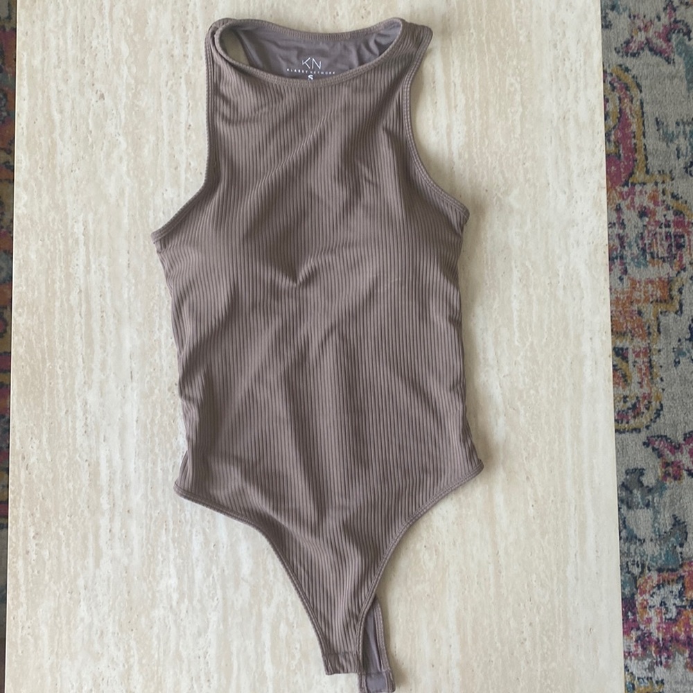 Klassy Network, ribbed bramisuit.